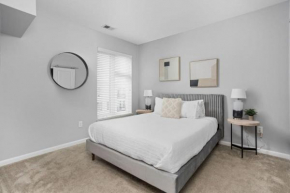 CozySuites l Roomy 1BR, Monument Circle, Indy